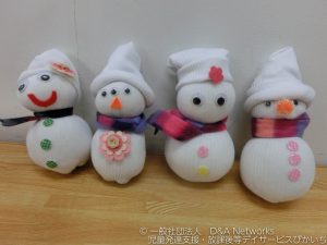 靴下で雪だるまのぬいぐるみをつくろう！③